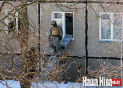 Вооруженный спецназ штурмовал квартиру в Серебрянке