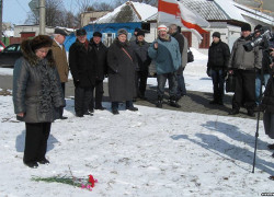 Активистам ОГП дали по 2 миллиона штрафа за цветы на снегу