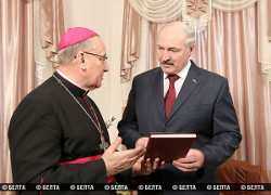 Архиепископ Кондрусевич подарил Лукашенко Евангелие