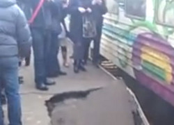 На станции в Киеве обрушился перрон с людьми