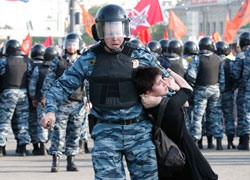 Российская оппозиция проведет марш в годовщину столкновений на Болотной