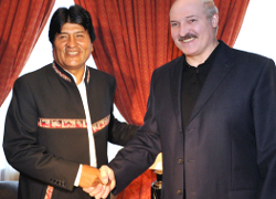 Боливийскому другу Лукашенко разрешили идти на третий срок