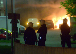 Столкновения в Стокгольме: сожжены более ста автомобилей