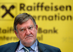 Глава Raiffeisen Bank уличен в коррупции и подал в отставку