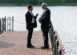 Медведев поманил Лукашенко нефтяным пряником