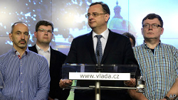 Премьер-министр Чехии уходит в отставку после ареста соратницы