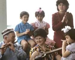 Узбекские чиновники наказывают эстрадных певцов за «бессмысленность» песен