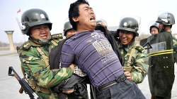 Столкновения в Китае: демонстранты переворачивали и жгли машины