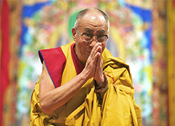 Жителям Тибета разрешили использовать фото Далай-ламы