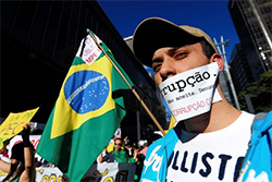 Демонстрантов в Бразилии разогнали слезоточивым газом