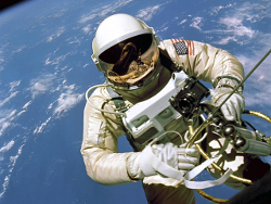 Американские астронавты совершили семичасовой выход в открытый космос