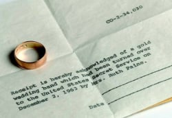 Белорусская жена Освальда продала обручальное кольцо из Минска