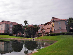 Дом во Флориде засосало в гигантскую воронку (Видео)