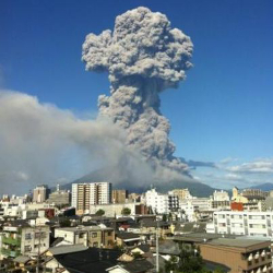Проснувшийся вулкан засыпал пеплом японский город (Видео)