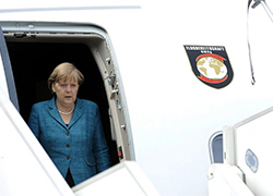 Полуголый культурист станцевал на крыле самолета Меркель