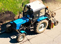 Белорус сбежал от украинских пораничников на картофелеуборочном тракторе