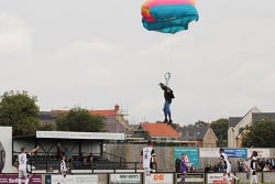 В Англии парашютист сорвал футбольный матч