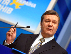 Янукович улетел в Китай из охваченной протестами Украины