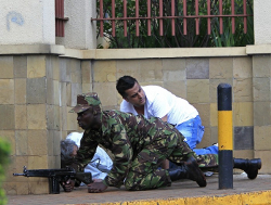 Бойня в Найроби: в захваченном торговом центре - взрыв и перестрелка