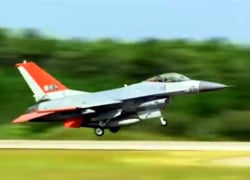 Истребитель F-16 совершил первый полет без пилота (Видео)
