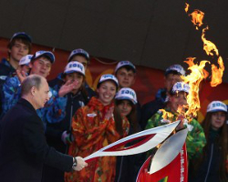 Олимпийский огонь погас у стен Кремля (Видео)