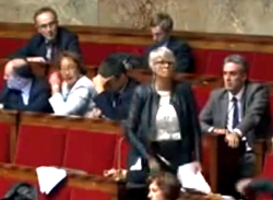 Французского депутата оштрафовали за кудахтанье в парламенте (Видео)