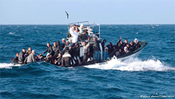 У берегов Ливии затонуло судно с беженцами