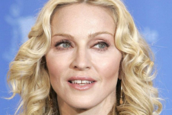 Мадонне запретили ходить в кино из-за смс-переписки