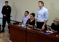 Навальному и Офицерову дали условный срок