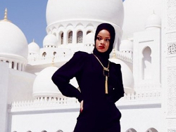 Рианну выгнали из мечети в ОАЭ за фотосессию