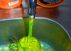 Из кранов минчан может течь зеленая вода