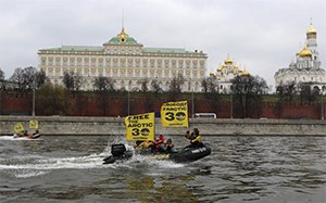 Greenpeace провел акцию у стен Кремля (Видео)