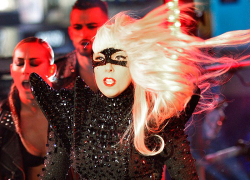 Леди Гага хочет спеть из космоса