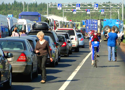 Белорусы рванули за рубеж: на границах огромные очереди