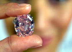 Уникальный розовый бриллиант продали за рекордные $83 миллиона