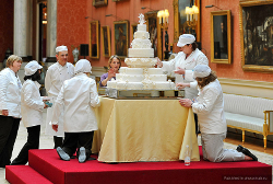 Кусок торта со свадьбы принца Уильяма продали за $4 тысячи