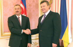 Янукович пошутил над Алиевым