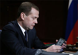 Медведеву подарили первый российский смартфон с двумя экранами