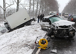 На трассе Могилев-Бобруйск столкнулись четыре авто