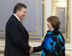 Янукович пообещал Эштон «что-то сделать»