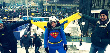 «Супермен» защитил баррикады на Майдане Независимости (Видео)