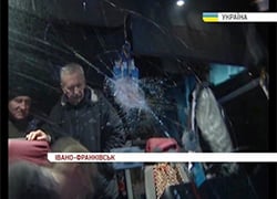 «Титушки» забрасывают камнями автобусы, которые едут на Евромайдан (Видео)