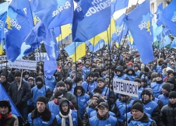 Участники митинга в поддержку Януковича угрожают штурмом офиса Партии регионов
