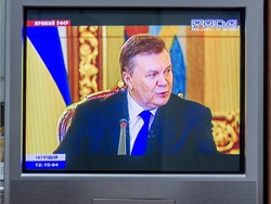 Украинские телеканалы переходят под жесткий контроль Януковича