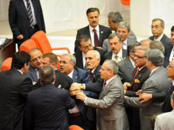 Турецкие политики подрались во время обсуждения коррупции