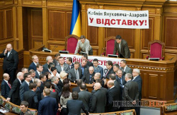 Украинская оппозиция продолжает блокировать работу Рады