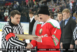 Lukashenka honors ice hockey players and coaches