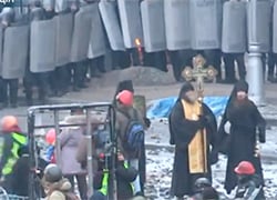 Священники читают молитвы на Майдане под звуки стрельбы