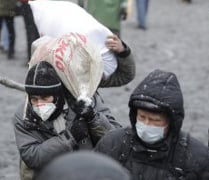 Протестующие сооружают бетонную баррикаду на Грушевского