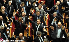 232 депутата Верховной Рады требуют возвращения Конституции 2004 года